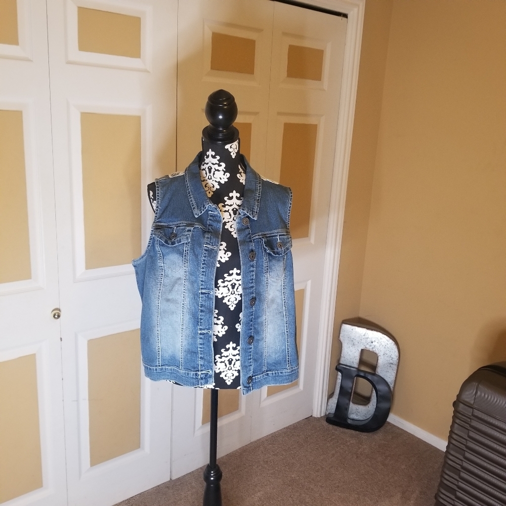 Vest w/lace back